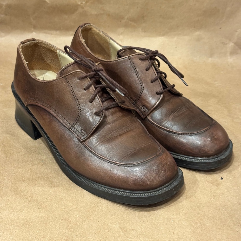 Vintage Y2K Brown Leather Lace Up 2” Heeled Brogues. Size 7.5 (fits like 6.5)